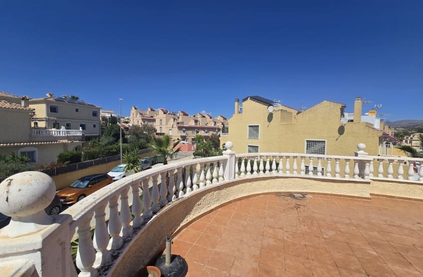 5 bedroom Villa for sale in Monforte del Cid with pool - € 349,995 (Ref: 9842022)