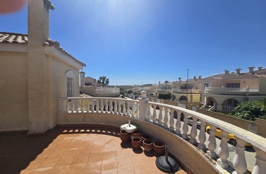 5 bedroom Villa for sale in Monforte del Cid with pool - € 349,995 (Ref: 9842022)