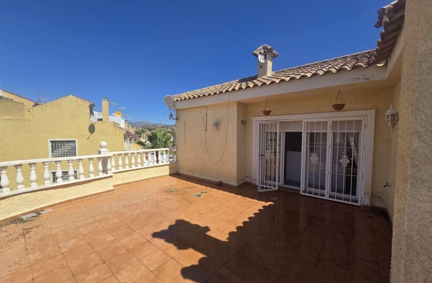 5 bedroom Villa for sale in Monforte del Cid with pool - € 349,995 (Ref: 9842022)