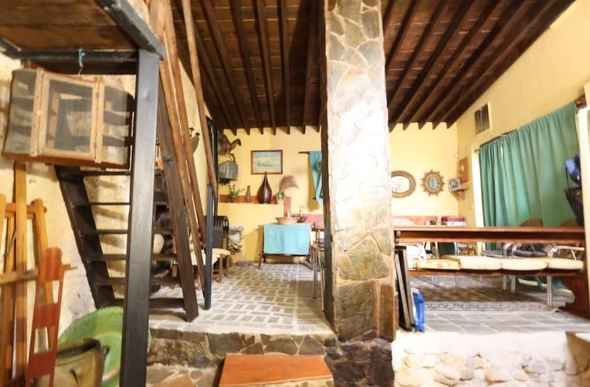 5 bedroom Villa for sale in Fortuna with pool - € 225,000 (Ref: 9868027)