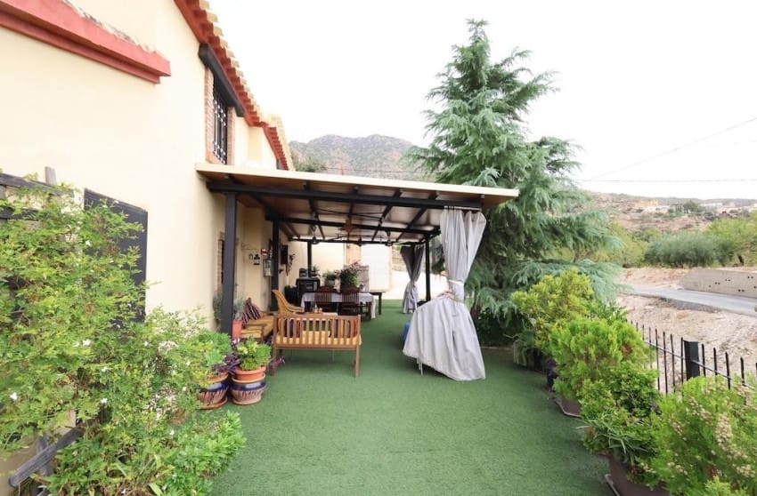 5 bedroom Villa for sale in Fortuna with pool - € 225,000 (Ref: 9868027)