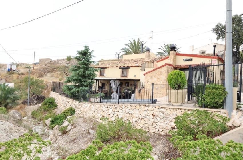 5 bedroom Villa for sale in Fortuna with pool - € 225,000 (Ref: 9868027)
