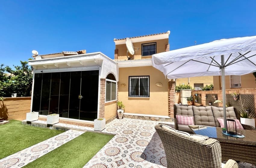 3 bedroom Villa for sale in Los Balcones with pool - € 265,950 (Ref: 9868031)