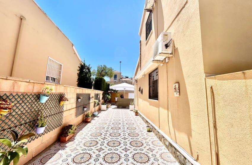 3 bedroom Villa for sale in Los Balcones with pool - € 265,950 (Ref: 9868031)