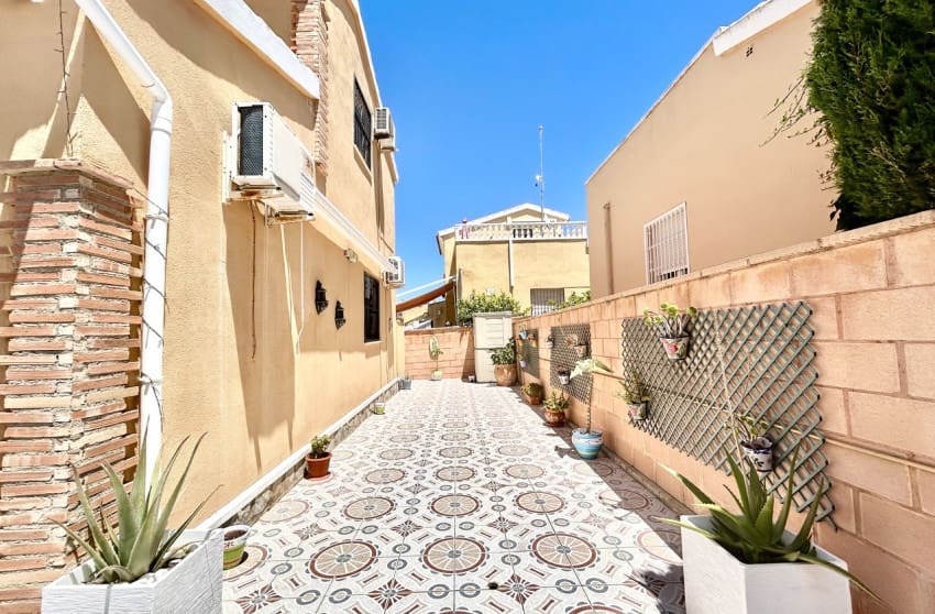 3 bedroom Villa for sale in Los Balcones with pool - € 265,950 (Ref: 9868031)