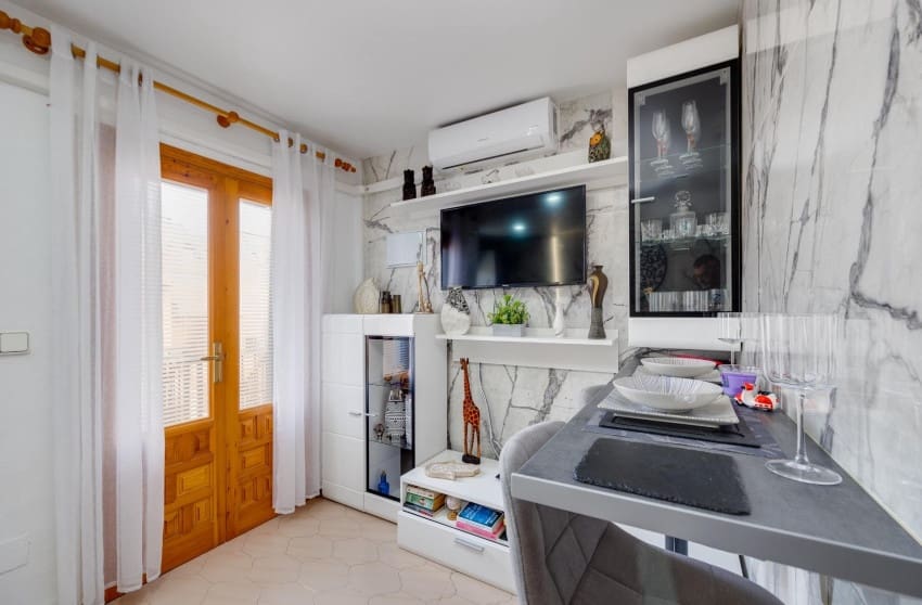 2 chambre Bungalow à vendre à Torrevieja avec piscine garage - 129 999 € (Ref: 9868096)