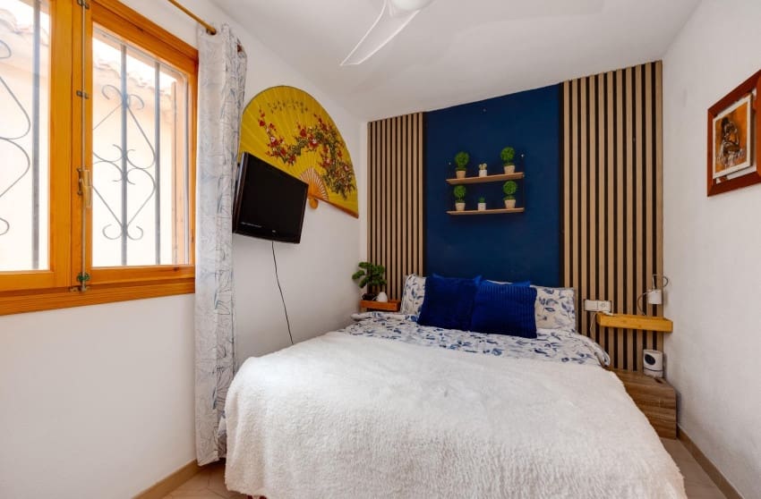 2 chambre Bungalow à vendre à Torrevieja avec piscine garage - 129 999 € (Ref: 9868096)
