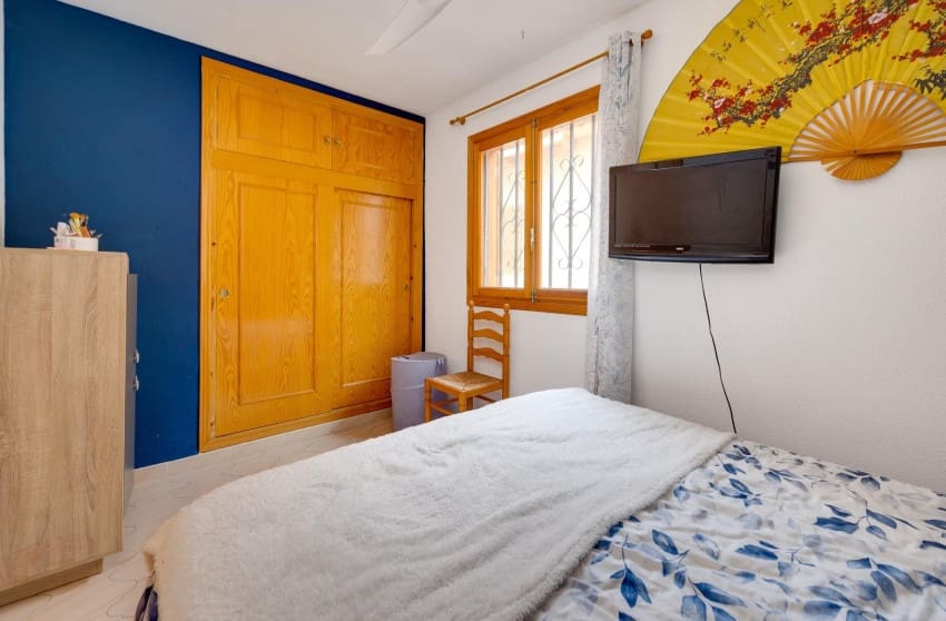 2 chambre Bungalow à vendre à Torrevieja avec piscine garage - 129 999 € (Ref: 9868096)