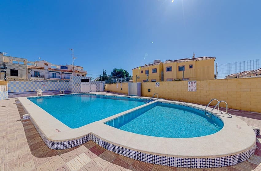 2 chambre Bungalow à vendre à Torrevieja avec piscine garage - 129 999 € (Ref: 9868096)