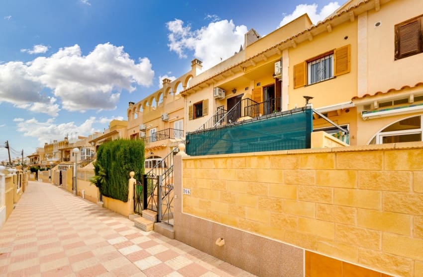 2 chambre Bungalow à vendre à Torrevieja avec piscine garage - 129 999 € (Ref: 9868096)