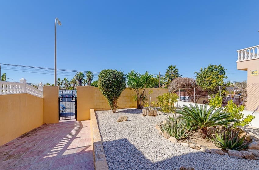 2 chambre Bungalow à vendre à Torrevieja avec piscine garage - 129 999 € (Ref: 9868096)