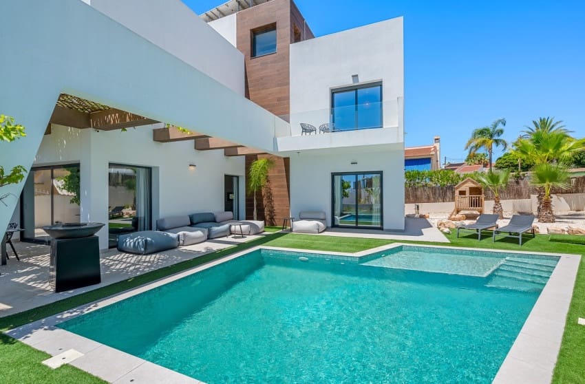 4 Zimmer Villa zu verkaufen in Ciudad Quesada mit Pool - 669.000 € (Ref: 9895174)