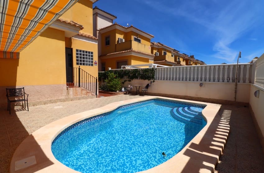 5 soveværelse Villa til salg i Lo Crispin med swimmingpool - € 299.950 (Ref: 9974493)