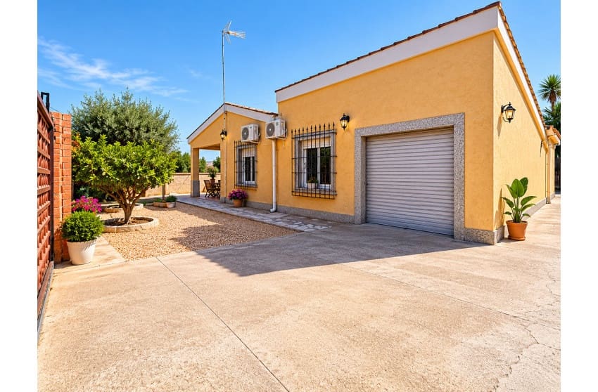 4 bedroom Villa for sale in La Romana with pool - € 360,000 (Ref: 9974500)