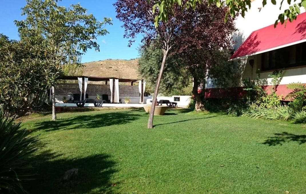 9 slaapkamer Hotel te koop in Pinos Genil met zwembad - € 990.000 (Ref: 8895333)