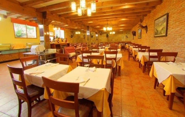 Hotel de 65 habitaciones en La Iruela en venta con piscina - 4.500.000 € (Ref: 8895334)