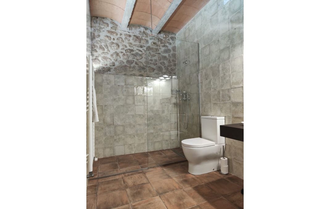 4 bedroom Hotel for sale in Olot - € 760,000 (Ref: 8897980)