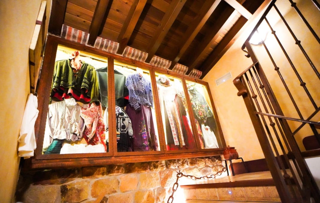 12 soveværelse Hotel til salg i Quintanar de la Sierra med garage - € 4.500.000 (Ref: 8912146)