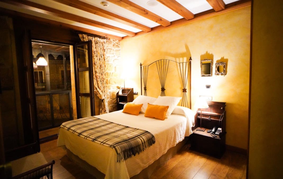 12 soveværelse Hotel til salg i Quintanar de la Sierra med garage - € 4.500.000 (Ref: 8912146)