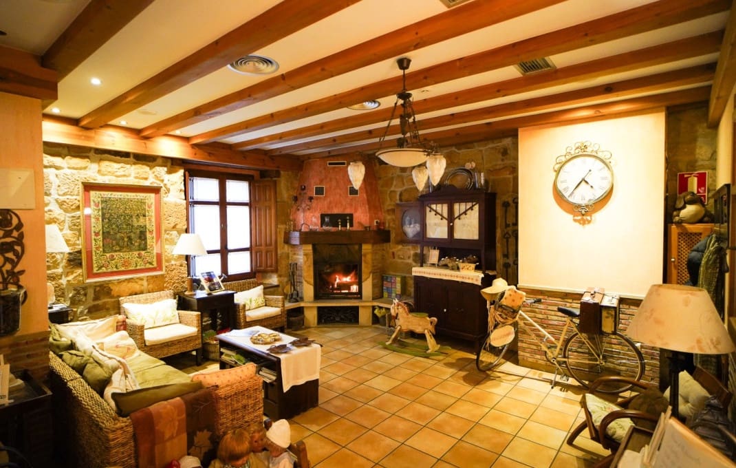 12 soveværelse Hotel til salg i Quintanar de la Sierra med garage - € 4.500.000 (Ref: 8912146)