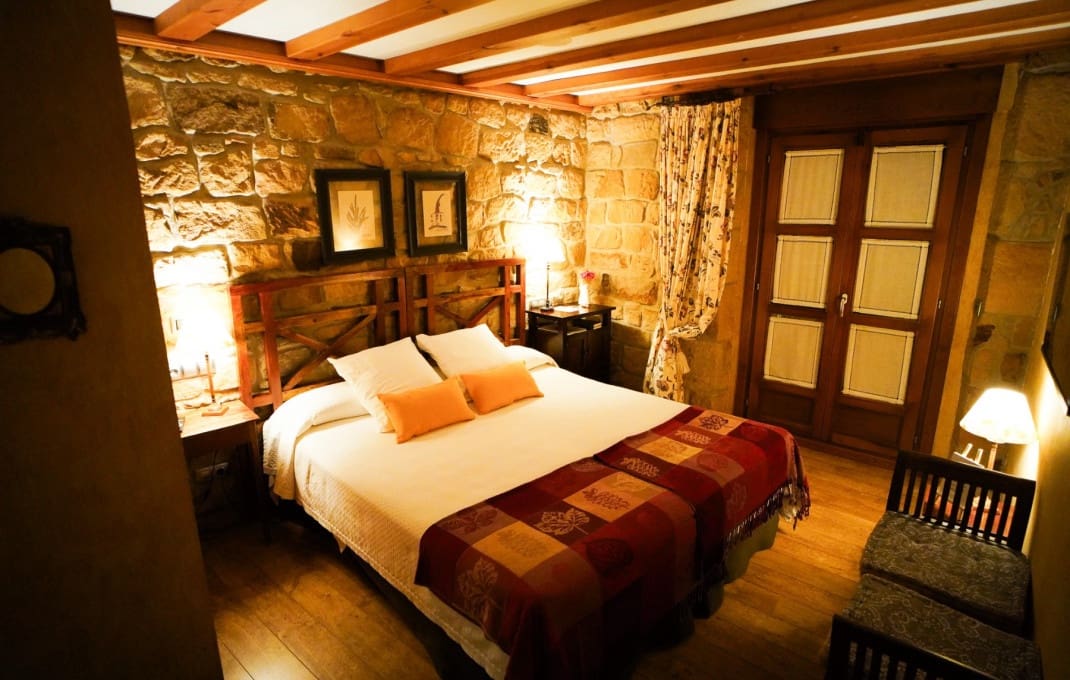 12 soveværelse Hotel til salg i Quintanar de la Sierra med garage - € 4.500.000 (Ref: 8912146)