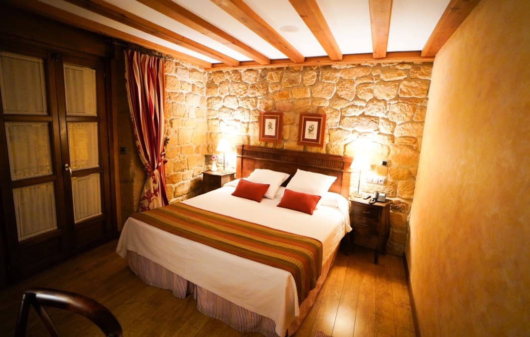 12 soveværelse Hotel til salg i Quintanar de la Sierra med garage - € 4.500.000 (Ref: 8912146)