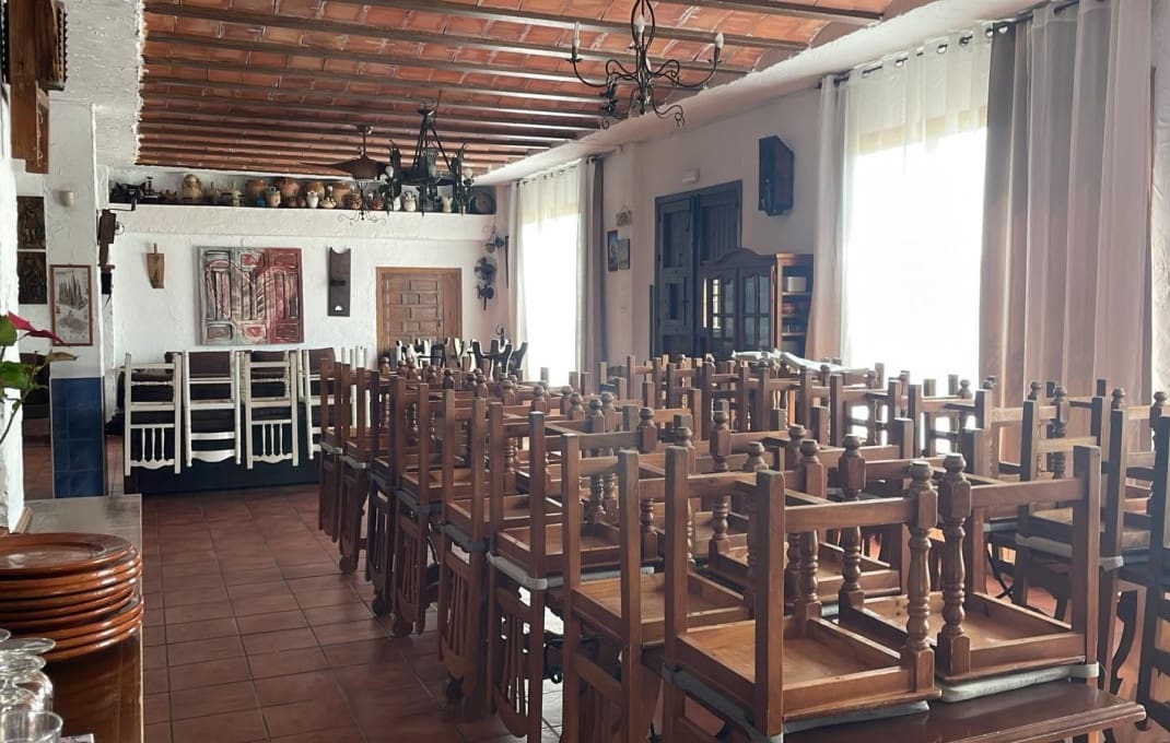 13 soveværelse Hotel til salg i Pozo Alcon med swimmingpool - € 850.000 (Ref: 9031299)