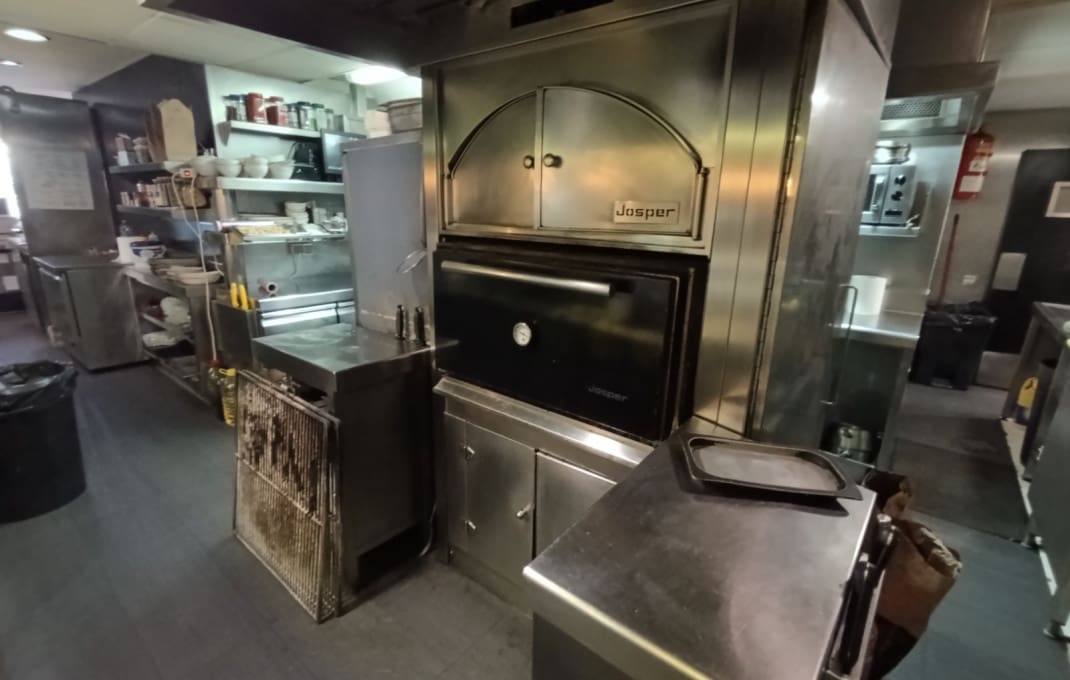 Restaurant/Bar til salg i Barcelona by - € 1.500.000 (Ref: 9035535)