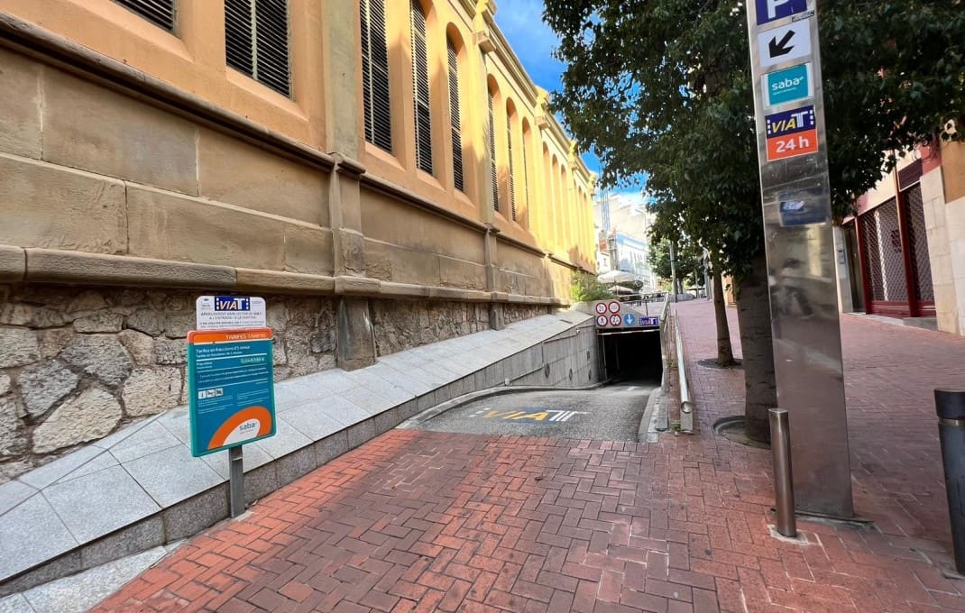 Restaurant/Bar til salg i Terrassa - € 1.500.000 (Ref: 9035536)