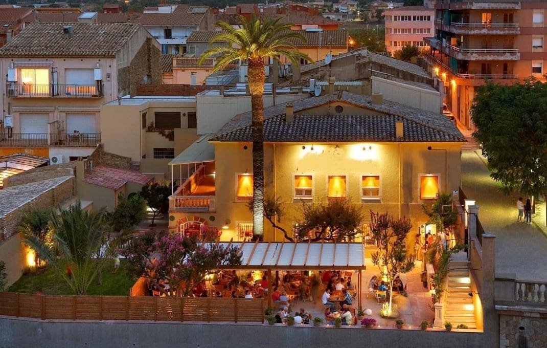 Hotel til salg i La Bisbal d'Emporda - € 1.200.000 (Ref: 9099433)