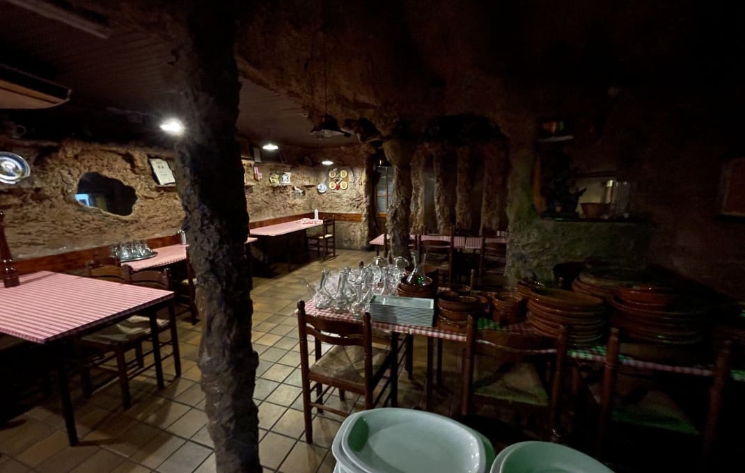 Restaurant/Bar til salgs i Barcelona by - € 1 600 000 (Ref: 9175678)