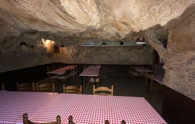 Restaurant/bar te koop in Nou Barris, Barcelona stad - € 1.600.000 (Ref: 9175678)