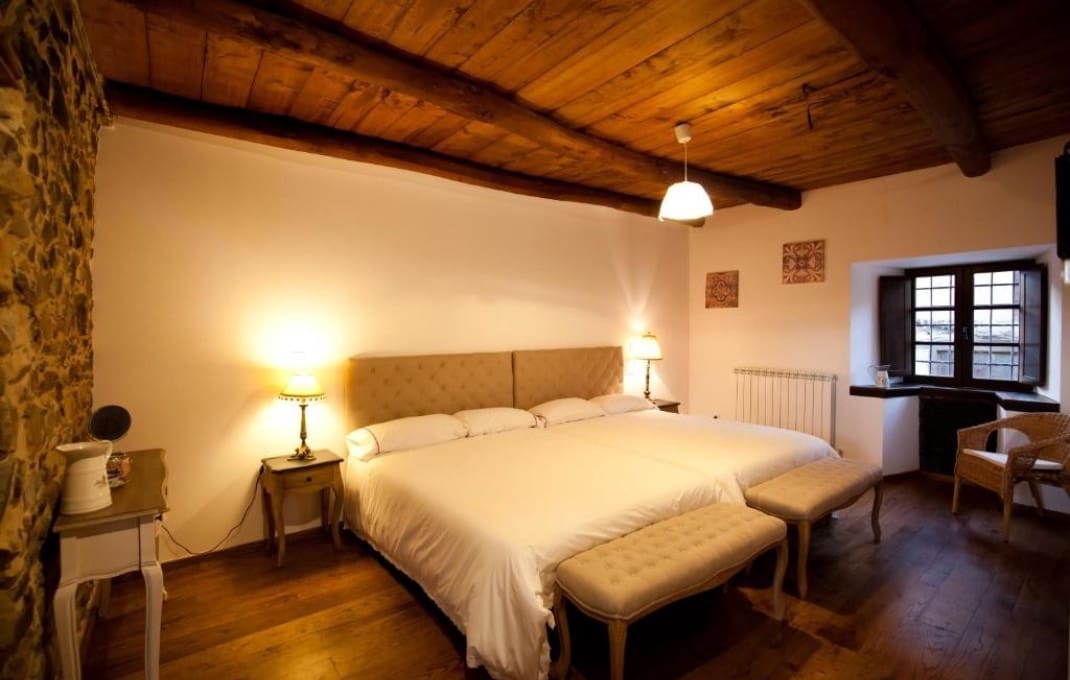 7 bedroom Hotel for sale in Leon city with pool - € 800,000 (Ref: 9187648)