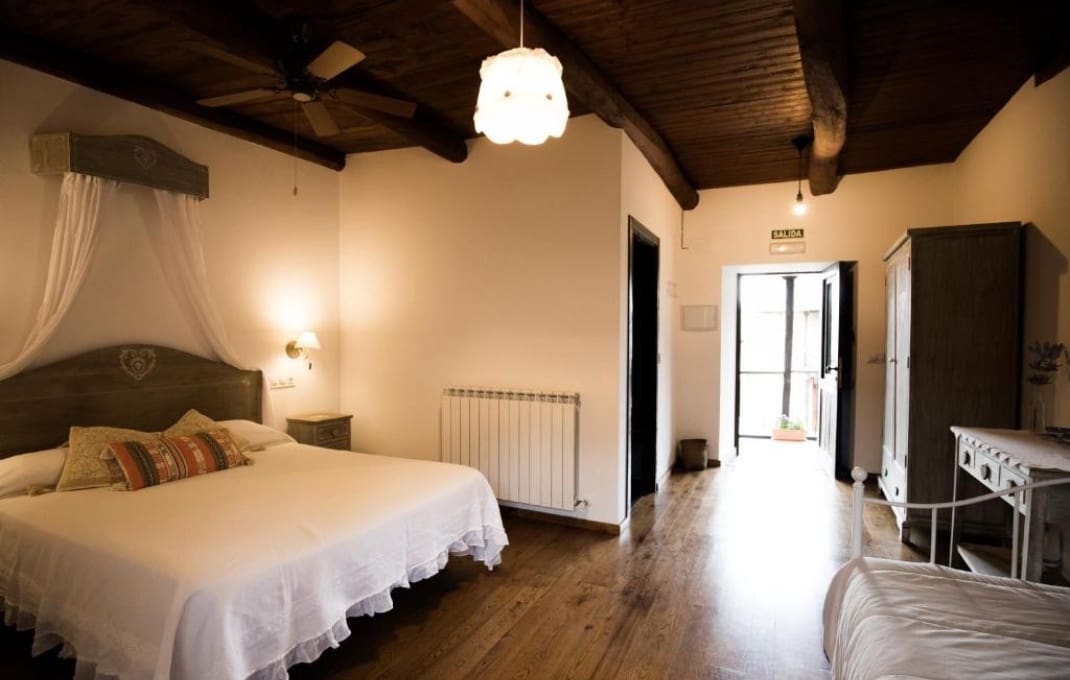 7 bedroom Hotel for sale in Leon city with pool - € 800,000 (Ref: 9187648)