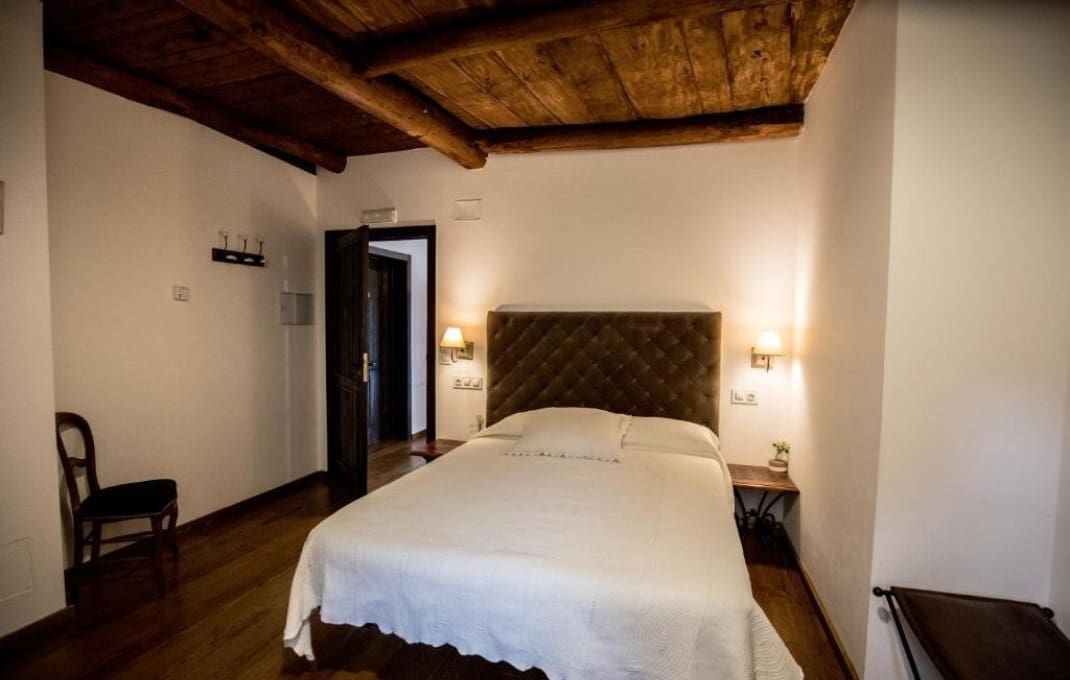 7 bedroom Hotel for sale in Leon city with pool - € 800,000 (Ref: 9187648)