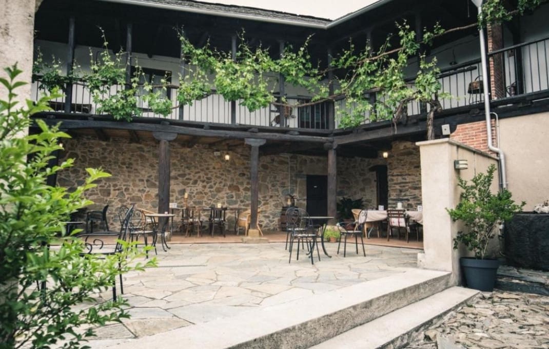 7 bedroom Hotel for sale in Leon city with pool - € 800,000 (Ref: 9187648)