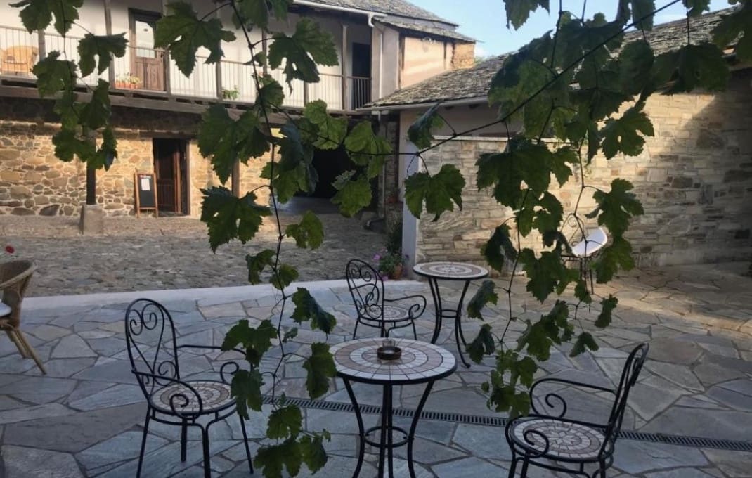 7 bedroom Hotel for sale in Leon city with pool - € 800,000 (Ref: 9187648)