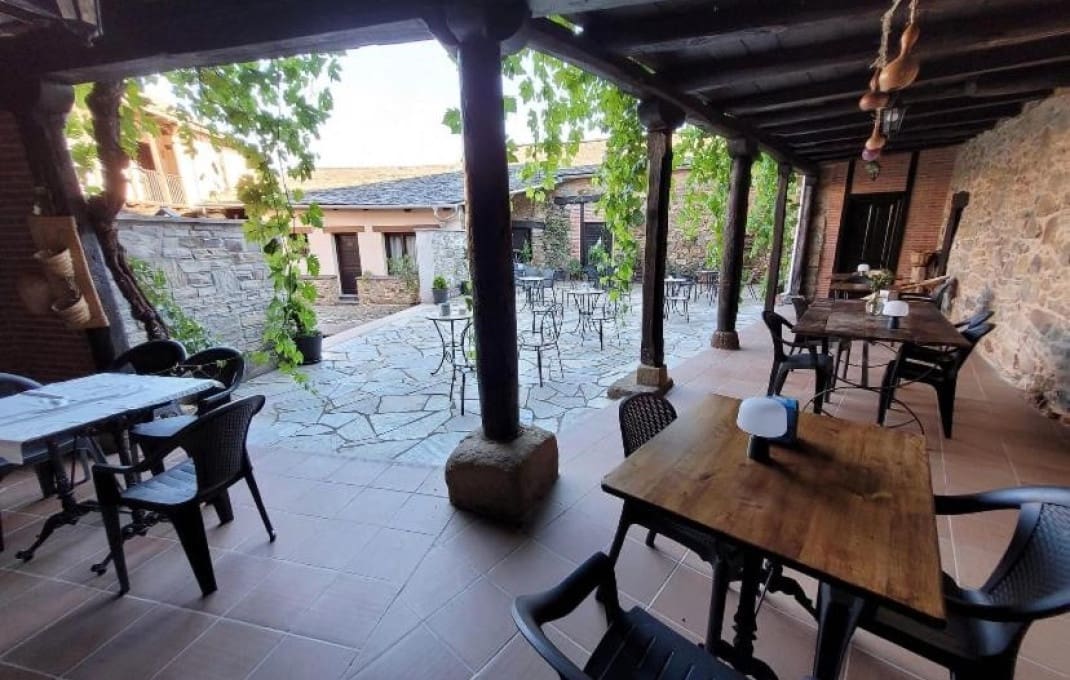 7 bedroom Hotel for sale in Leon city with pool - € 800,000 (Ref: 9187648)