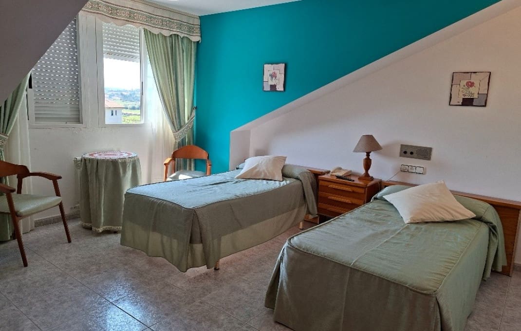 35 bedroom Hotel for sale in Pontevedra city with garage - € 2,200,000 (Ref: 9282606)