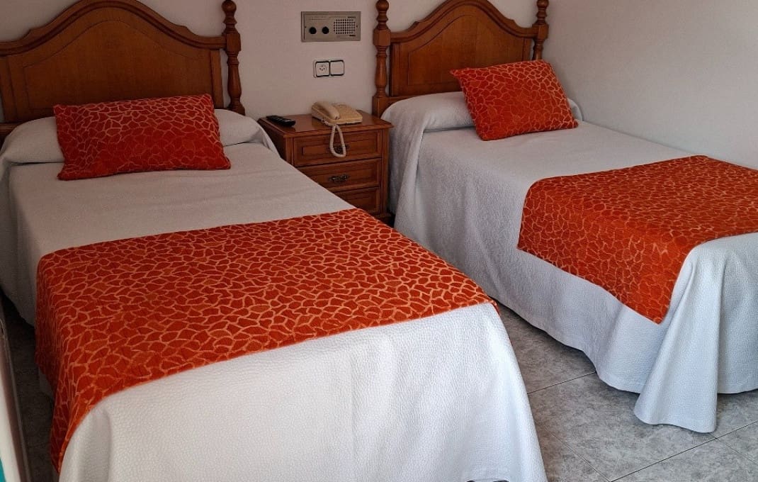 35 bedroom Hotel for sale in Pontevedra city with garage - € 2,200,000 (Ref: 9282606)