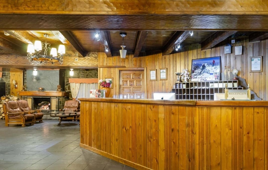 48 slaapkamer Hotel te koop in Lerid stad - € 10.000.000 (Ref: 9396883)