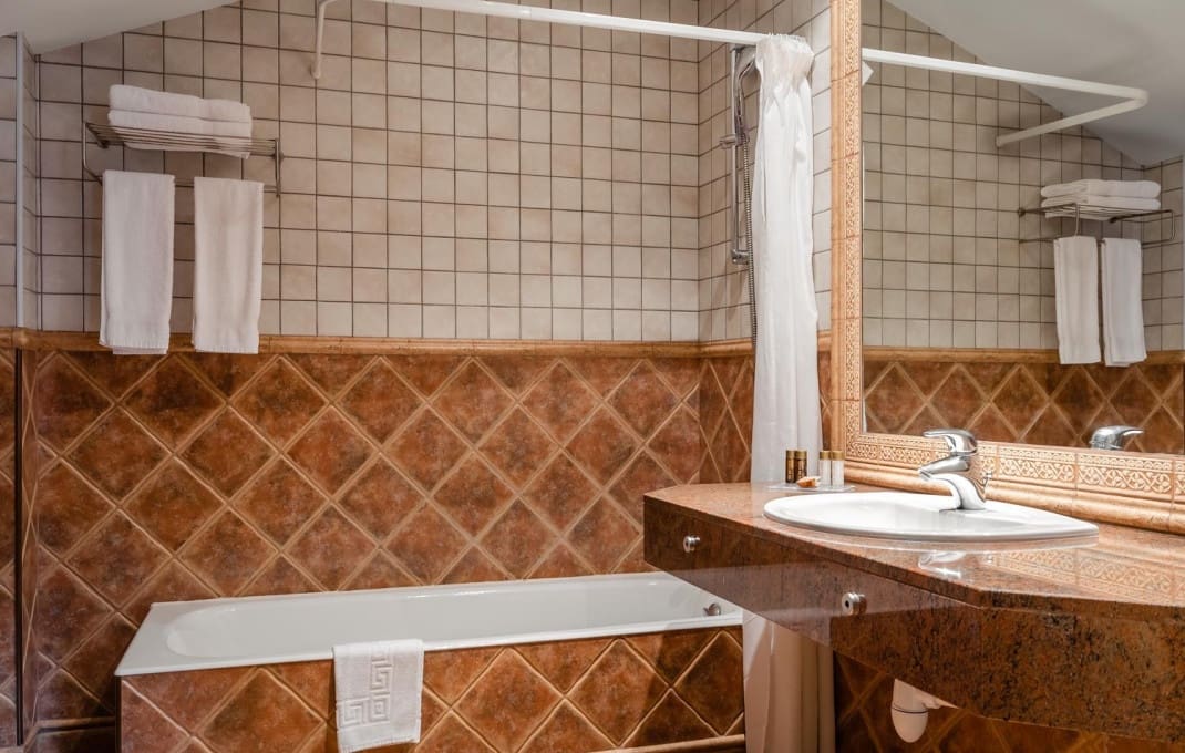 48 slaapkamer Hotel te koop in Lerid stad - € 10.000.000 (Ref: 9396883)