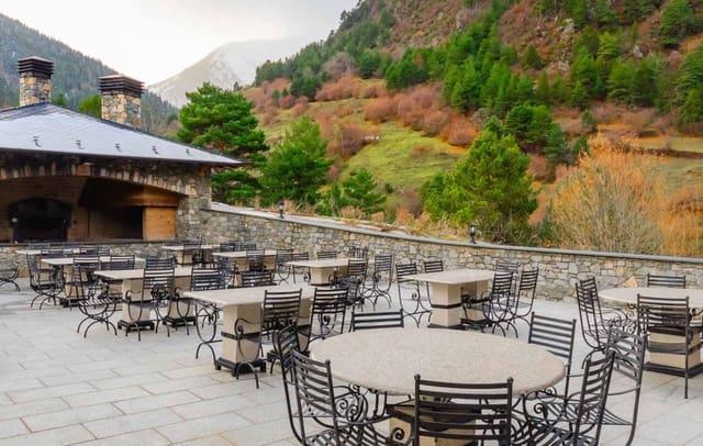 48 bedroom Hotel for sale in Lleida city - € 10,000,000 (Ref: 9396883)