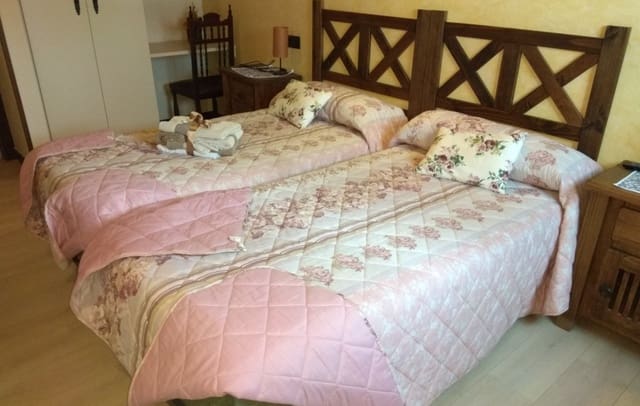 4 bedroom Hotel for sale in Burgos city - € 480,000 (Ref: 9421549)