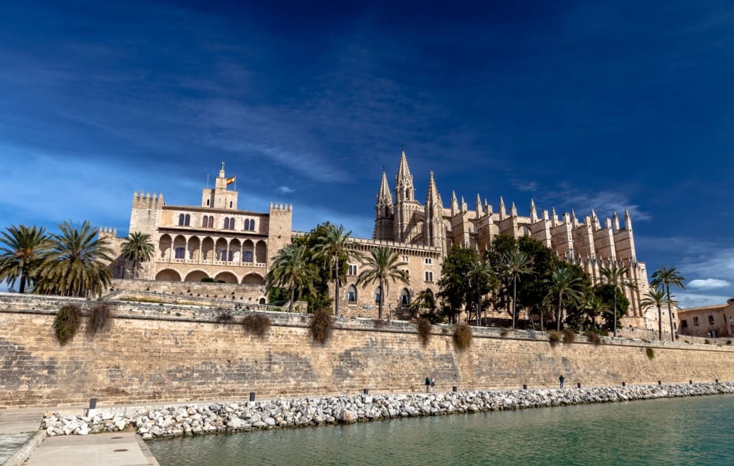 70 Zimmer Hotel zu verkaufen in Santa Ponsa mit Pool - 9.400.000 € (Ref: 9549898)