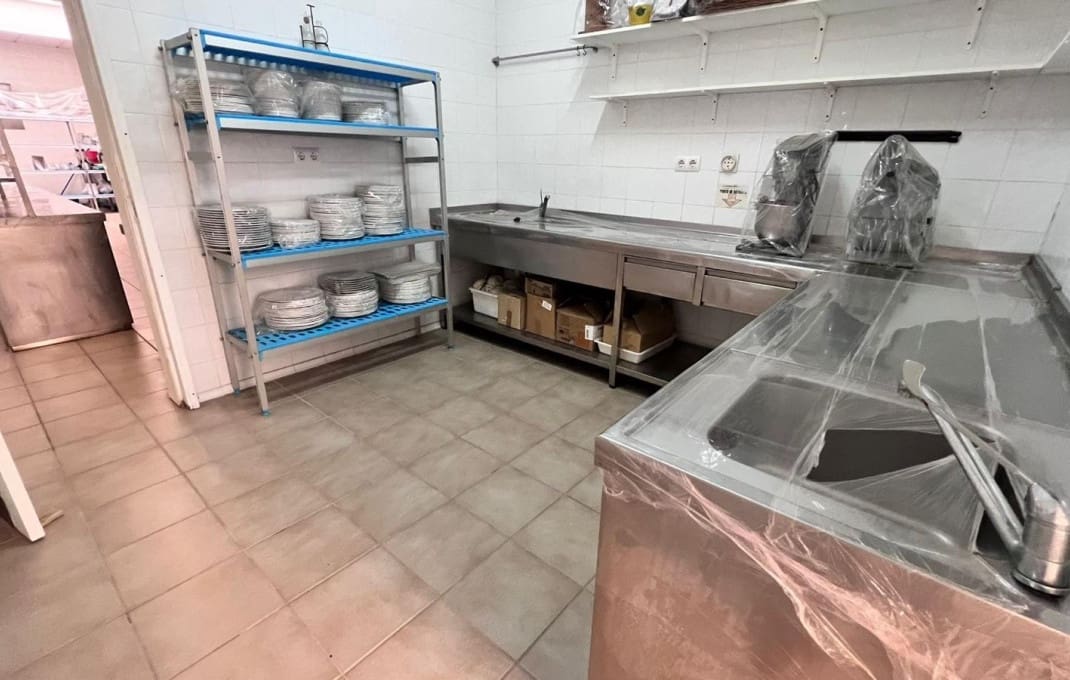 32 bedroom Hotel for sale in Alicante / Alacant city - € 3,000,000 (Ref: 9549905)