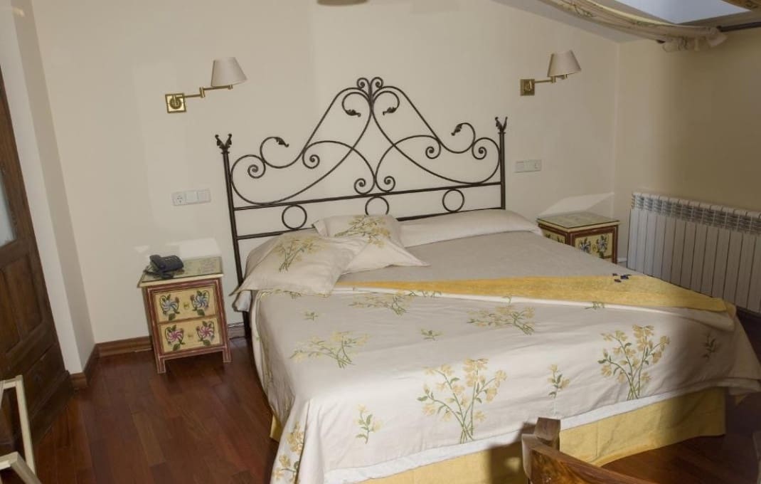 7 Zimmer Hotel zu verkaufen in Santa Maria del Tietar - 400.000 € (Ref: 9550081)