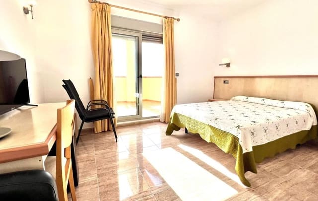 32 soveværelse Hotel til leje i Alicante by - € 10.000 (Ref: 9550085)