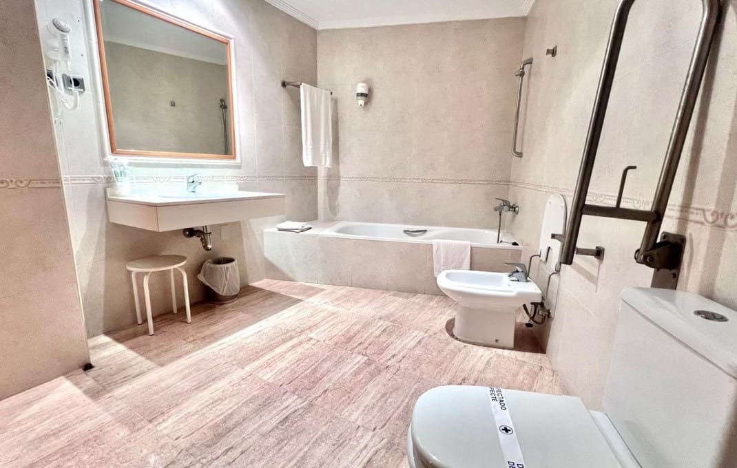 32 bedroom Hotel for rent in Alicante / Alacant city - € 10,000 (Ref: 9550085)