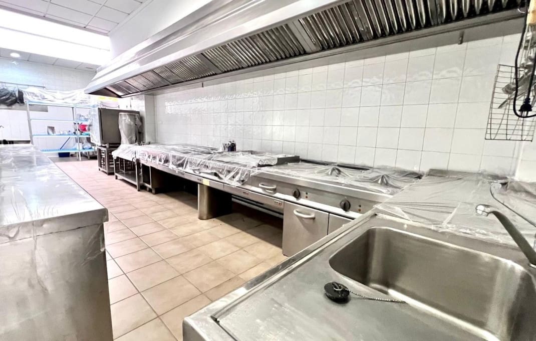 32 bedroom Hotel for rent in Alicante / Alacant city - € 10,000 (Ref: 9550085)